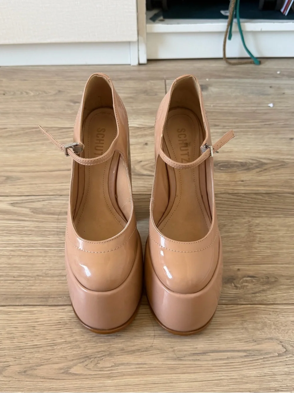 Shutz sleek nude